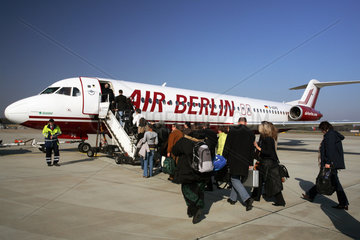 Berlin  Reisende steigen in eine Maschine der Air Berlin