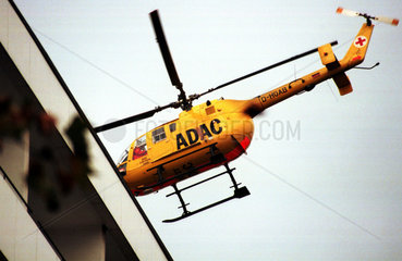 ADAC-Hubschrauber ueberfliegt ein Haus