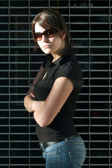 Berlin  junge Frau mit Sonnenbrille in kaempferischer Pose