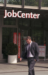 Passant vor einem JobCenter in Muenchen