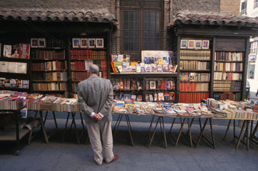 Mann an der Auslage eines Buchladens in Madrid