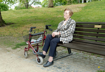 Braunschweig  eine Seniorin im Park