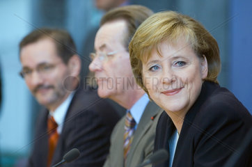 Platzeck und Muentefering (beide SPD) und Merkel (CDU)
