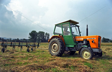 Landwirt im Traktor bei der Heuernte  Polen