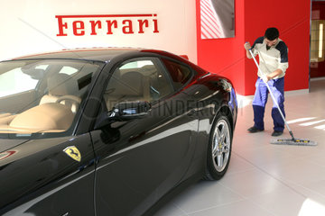 Berlin  Ein Mann putzt bei Ferrari