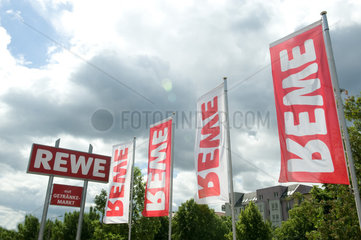Berlin  Deutschland  Fahnen und Firmenschild von REWE