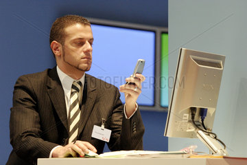 ITB Berlin  Mitarbeiter von TUI an einem Computer