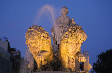 Der Cibeles-Brunnen in Madrid am fruehen Abend