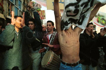 Junge Araber auf einer Demonstration in Barcelona