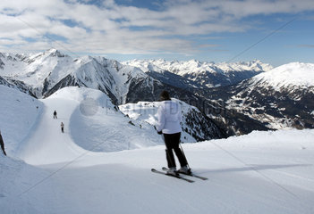 Jerzens  Oesterreich  Alpenpanorama und Skifahrer
