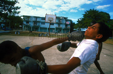 Kinder beim Boxtraining in Kuba