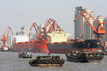 Shanghai  Schiffe werden im Hafen entladen