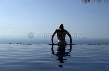 Junge Frau im Swimmingpool in den Bergen  Costa Rica