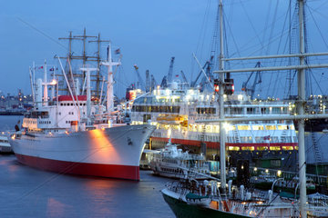 Schiffe im Hamburger Hafen