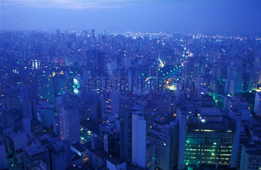 Haeusermeer von Sao Paulo am Abend