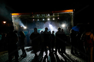 Sangerhausen  Deutschland  Jugendliche abends im Schweinwerferlicht vor einer Buehne