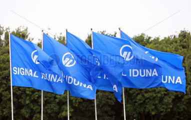 Dresden  Deutschland  Fahnen der Signal Iduna Versicherung wehen im Wind