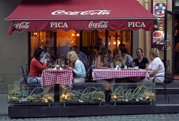 Ein Strassencafe in der Altstadt von Vilnius  Litauen