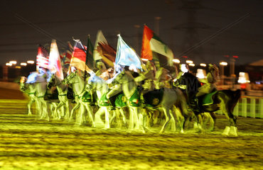 Dubai  Reiter mit Nationalflaggen