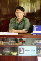 Vietnam  Verkauf von Munition zum Schiessen in einem Museum bei Cu Chi