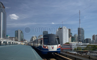 Bangkok  Thailand  Zug der BTS genannten Hochbahn