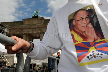 Berlin  Deutschland  Anhaenger des Dalai Lama wartet vor dem Brandenburger Tor