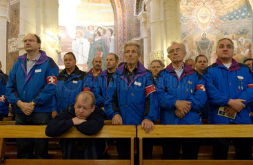 Gottesdienst in der Rosenkranzbasilika in Lourdes  Frankreich