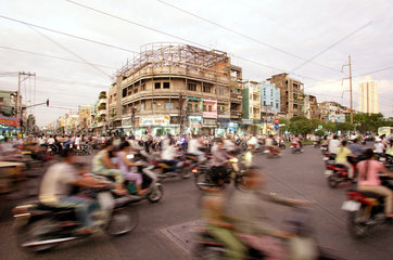 Vietnam  Strassenszene in der Abenddaemmerung auf einer Hauptstrasse