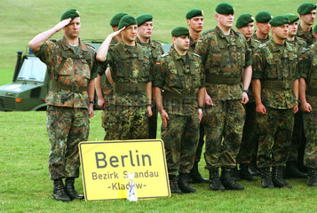 Soldaten angetreten mit Ortsschild Berlin Spandau-Kladow