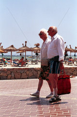 Ein Rentner-Ehepaar am Strand