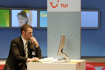 ITB Berlin  Mitarbeiter von TUI an einem Computer