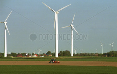 Windpark (Windkraftanlagen) mit Traktor davor