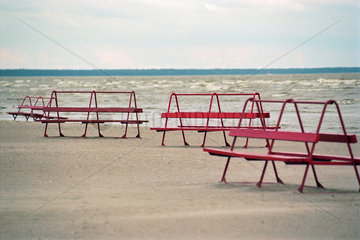Leere Baenke am Strand von Paernu  Estland