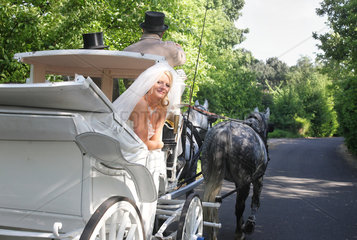 Berlin  Deutschland  Braut in einer Hochzeitskutsche