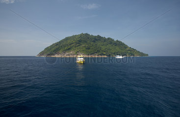 Ko Tachai  Thailand  Taucherboote liegen vor der Insel Ko Tachai