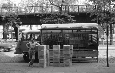 Berlin  DDR  ein Mann steht mit Kisten vor einem Barkas