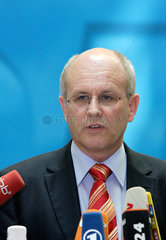 Berlin  CDU-Generalsekretaer Volker Kauder gibt Interviews