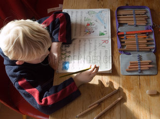 Ein Junge macht seine Schulaufgaben
