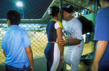 Ein kubanischer Baseballspieler begruesst seine Freundin