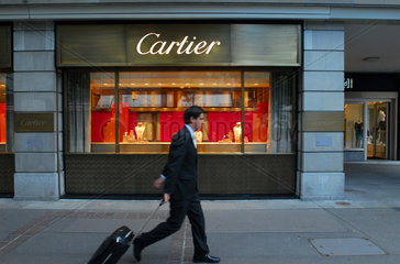 Zuerich  Mann geht vor einem Cartier-Schaufenster entlang