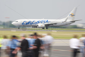 Berlin  Deutschland  startendes Flugzeug von Eurocypria Airlines und Publikum