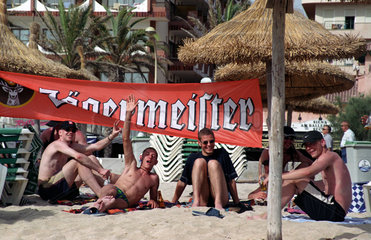 Jugendliche Badegaeste am Strand auf Mallorca