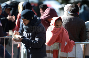 Berlin  Deutschland  Fluechtlinge warten vor dem LaGeSo