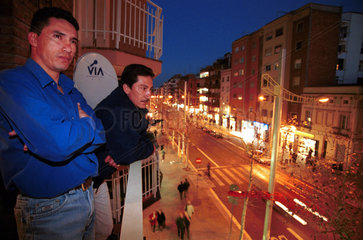 Die arbeitslosen Ecuadorianer Patricio Gomez und William Aguirre auf dem Balkon ihrer Wohnung in Barcelona