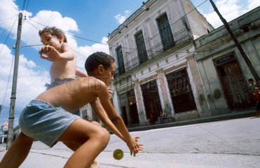 Am Nachmittag spielen Kinder in Cienfuegos auf der Strasse