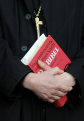 Berlin  Deutschland  Bibel in der Hand eines Geistlichen