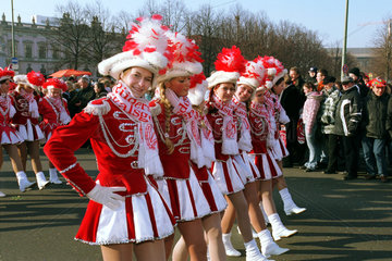 Kostuemierte Maedchen beim Karnevalszug in Berlin