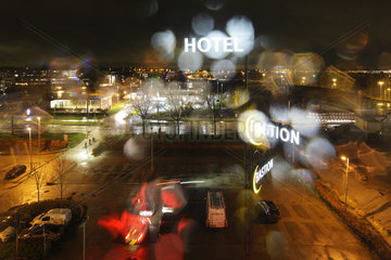 Almere  Holland  Aussicht durch das regennasse Fenster eines Hotelzimmers in Almere