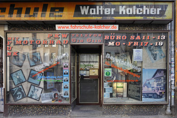 Berlin  Deutschland  Schaufenster einer Fahrschule in der Schlesischen Strasse in Berlin-Kreuzberg
