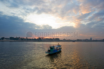 Phnom Penh  Kambodscha  ein Ausflugsboot im Sonnenuntergang auf dem Mekong